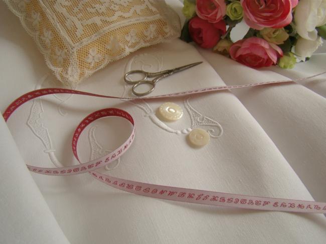 Adorable ruban blanc tissé abécédaire, couleur rouge médoc, fond rose(10mm)
