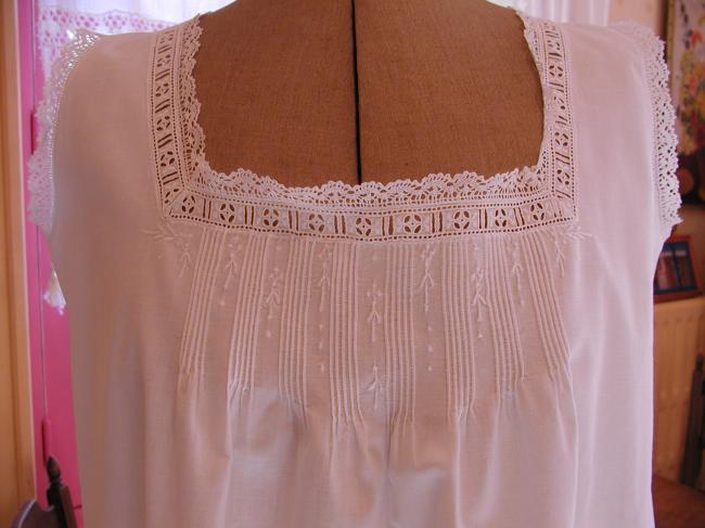 Très grâcieuse chemise de nuit brodée, plis religieux, dentelle aux fuseaux