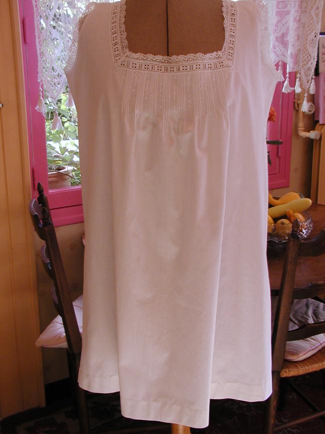 Very pretty embroidered night gown with religious pleats and Cluny bobbin lace