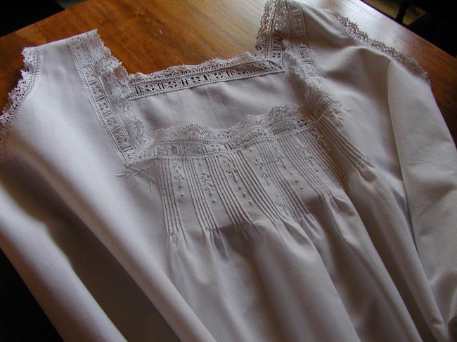 Very pretty embroidered night gown with religious pleats and Cluny bobbin lace