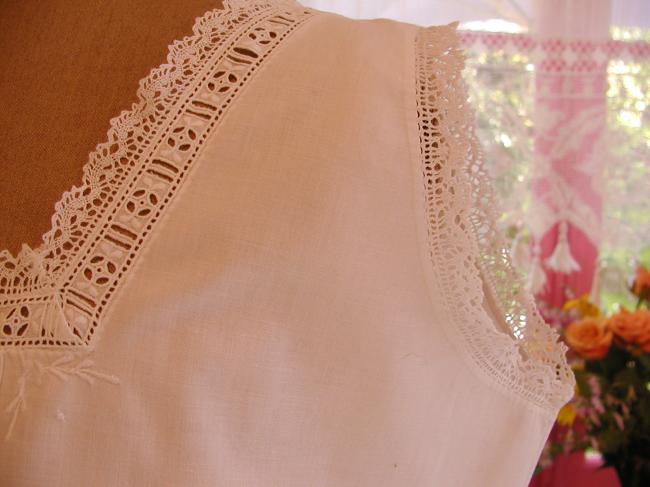 Très grâcieuse chemise de nuit brodée, plis religieux, dentelle aux fuseaux