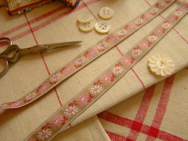 Gracieux ruban en beige tissé de marguerites aux tons de roses (12mm)