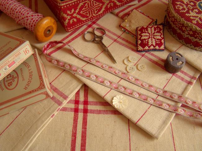 Gracieux ruban en beige tissé de marguerites aux tons de roses (12mm)