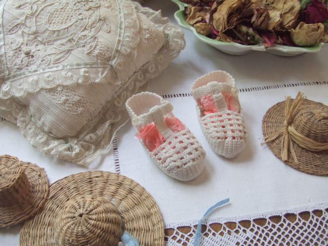 Charmante paire de chaussons de bébé faits au crochet à la main 1950