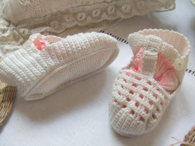 Charmante paire de chaussons de bébé faits au crochet à la main 1950