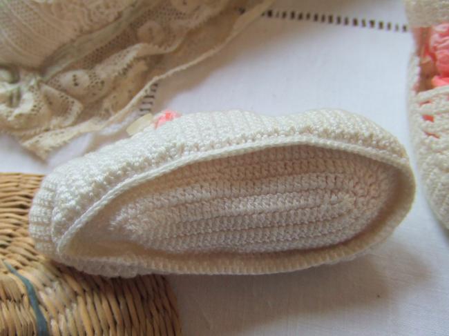 Charmante paire de chaussons de bébé faits au crochet à la main 1950