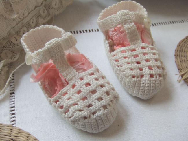 Charmante paire de chaussons de bébé faits au crochet à la main 1950