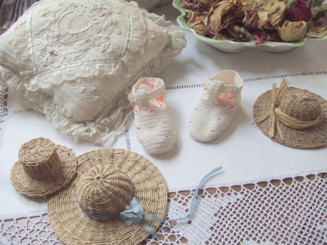 Charmante paire de chaussons de bébé faits au crochet à la main 1950