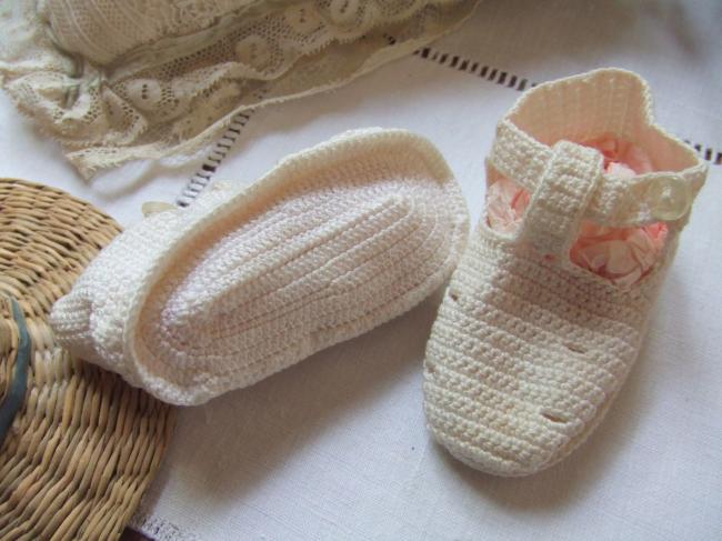 Charmante paire de chaussons de bébé faits au crochet à la main 1950