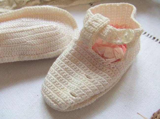 Charmante paire de chaussons de bébé faits au crochet à la main 1950