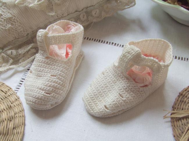 Charmante paire de chaussons de bébé faits au crochet à la main 1950