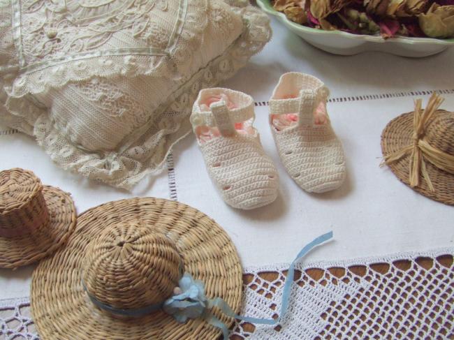 Charmante paire de chaussons de bébé faits au crochet à la main 1950