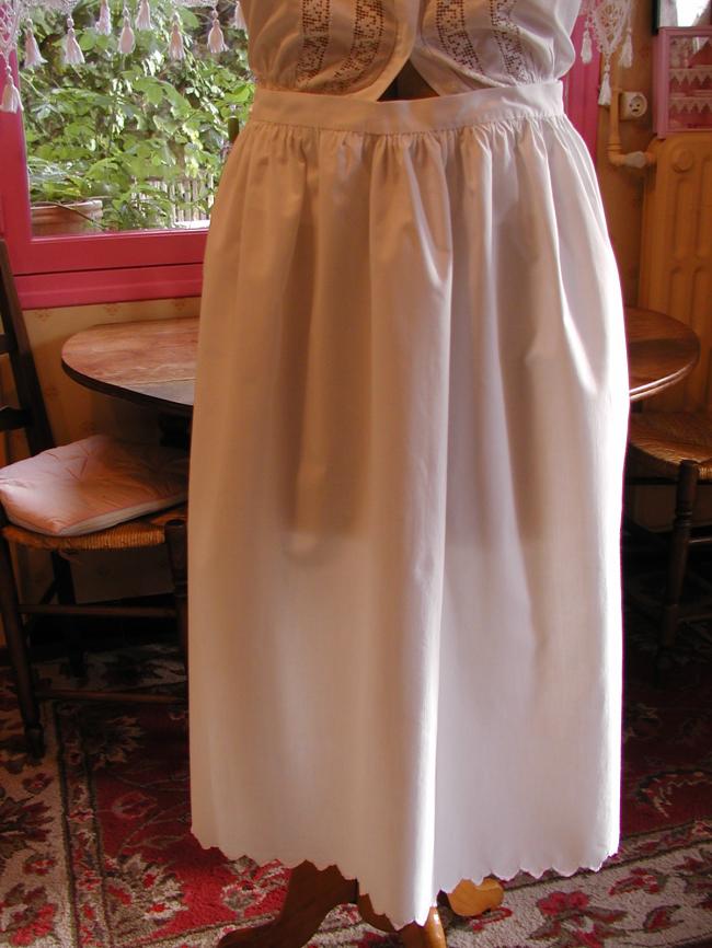 So charming white scalopped apron in pure linen 1900