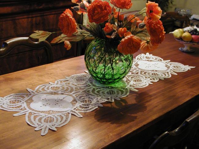 Somptuous table runner in Battenburg tape and Richelieu embroideries.