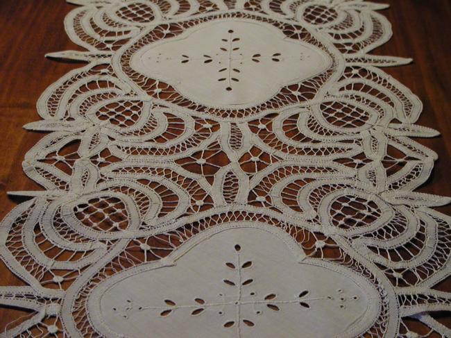 Somptuous table runner in Battenburg tape and Richelieu embroideries.