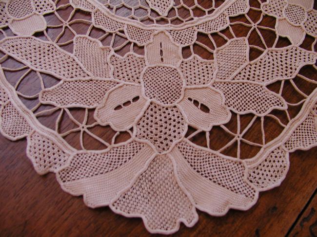 Lovely oval table centre in Bolognia lace 1920