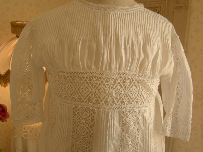 Merveilleuse robe de bébé avec dentelle chimique et plis religieux 1890