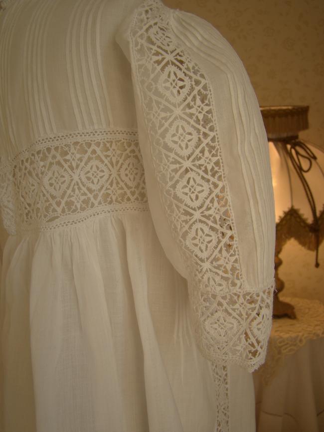 Merveilleuse robe de bébé avec dentelle chimique et plis religieux 1890