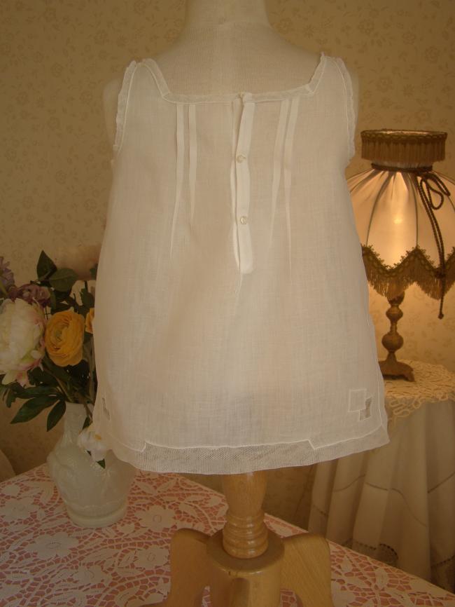 Gracieuse chemise de jour de bébé en linon 1930