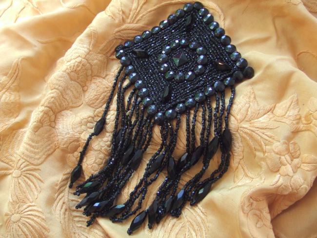 Très joli appliqué  frangé en perle de jay et motifs en verre noir moulé 1900