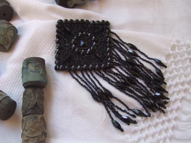Très joli appliqué  frangé en perle de jay et motifs en verre noir moulé 1900