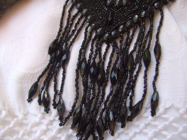Très joli appliqué  frangé en perle de jay et motifs en verre noir moulé 1900