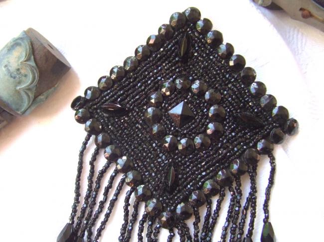 Très joli appliqué  frangé en perle de jay et motifs en verre noir moulé 1900