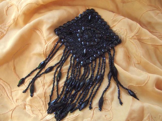 Très joli appliqué  frangé en perle de jay et motifs en verre noir moulé 1900