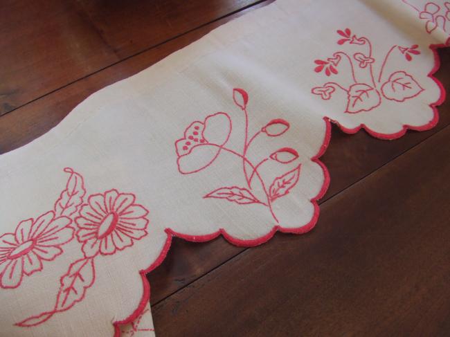 Superb and large border in natural color flax with hand-embroidered red flowers