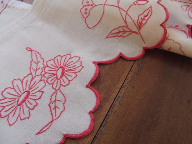 Superb and large border in natural color flax with hand-embroidered red flowers