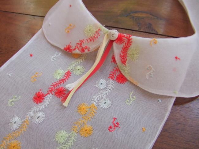 Very gracious collard in organdi with acidulous colored flowers