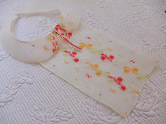 Very gracious collard in organdi with acidulous colored flowers