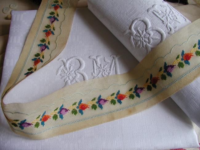Superbe bande en tulle rebrodée aux petits points, rinceaux de fleurs, 1900