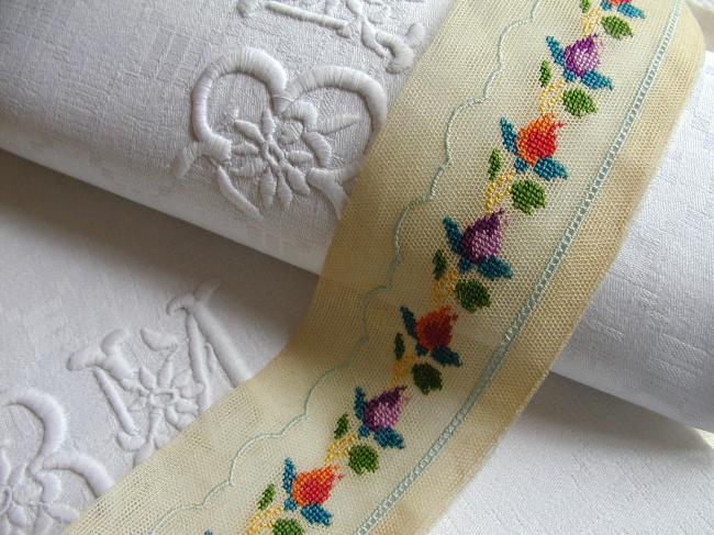 Superbe bande en tulle rebrodée aux petits points, rinceaux de fleurs, 1900