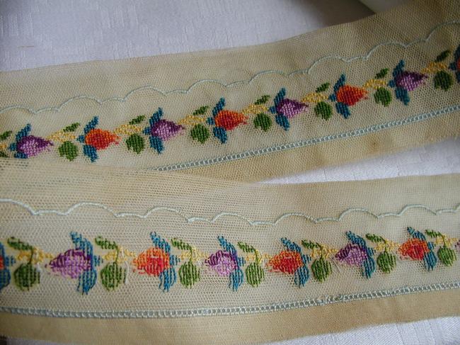 Superbe bande en tulle rebrodée aux petits points, rinceaux de fleurs, 1900