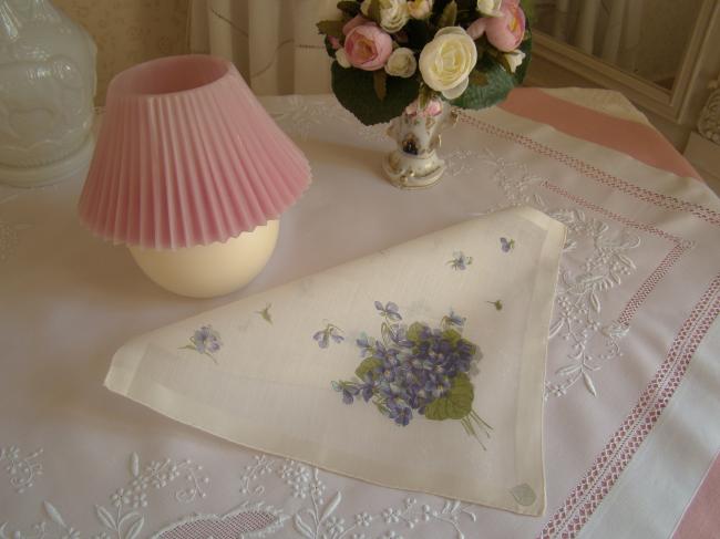Gacieux mouchoir en linon de Suisse, imprimé d'un bouquet de violettes