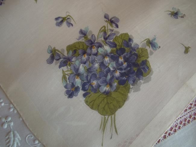 Gacieux mouchoir en linon de Suisse, imprimé d'un bouquet de violettes