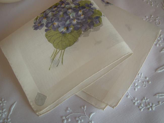 Gacieux mouchoir en linon de Suisse, imprimé d'un bouquet de violettes