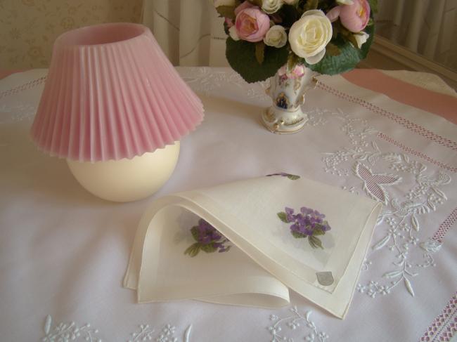 Charmant mouchoir en linon de Suisse, imprimé de petits bouquets de violettes