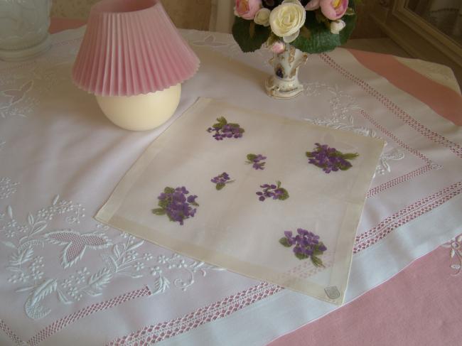 Charmant mouchoir en linon de Suisse, imprimé de petits bouquets de violettes