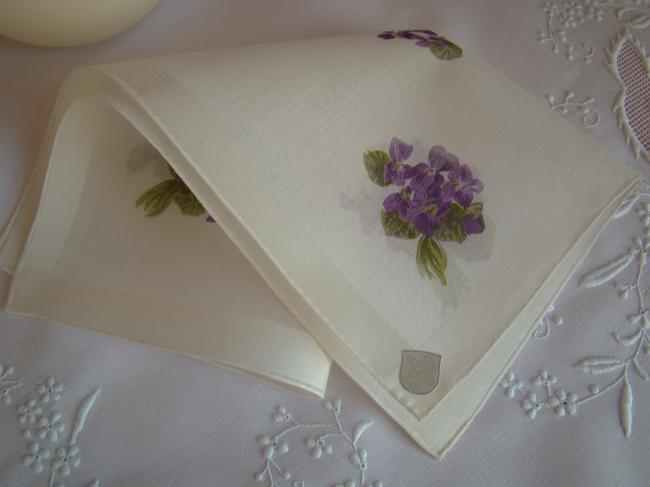 Charmant mouchoir en linon de Suisse, imprimé de petits bouquets de violettes