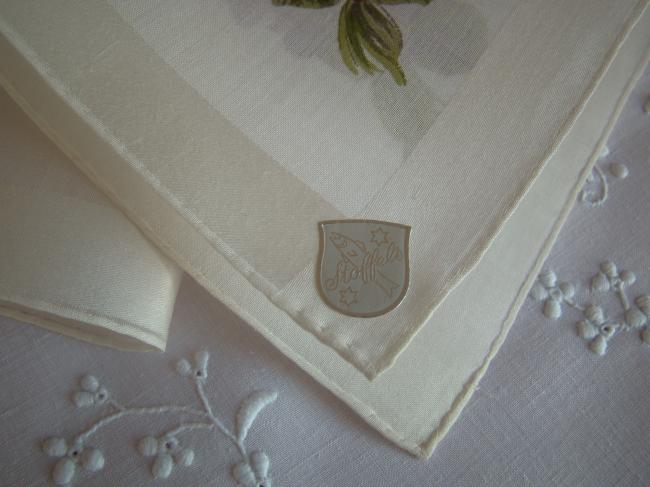 Charmant mouchoir en linon de Suisse, imprimé de petits bouquets de violettes