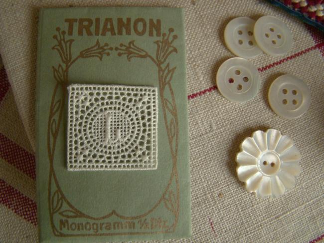 Adorable monogramme L dans un cartouche ajouré en fine batiste 1900-20