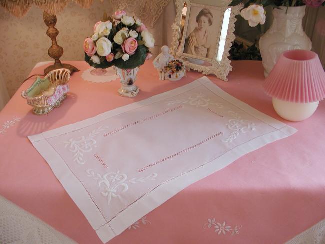 Très beau dessus de desserte ajouré et broderie fleurdelisée 1930-40