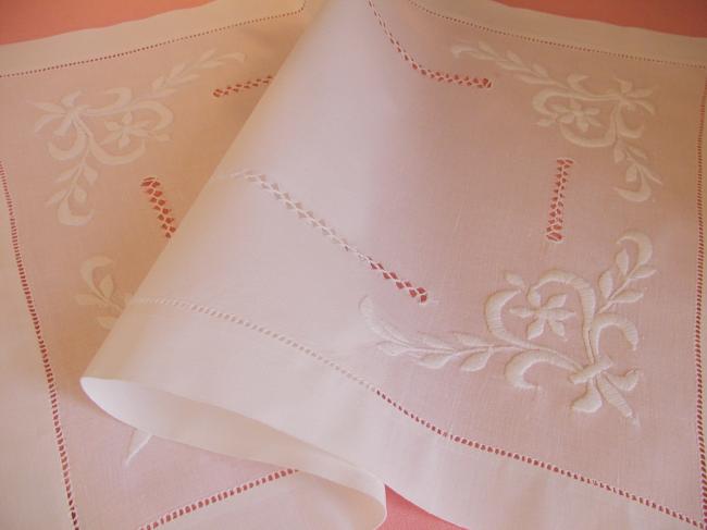 Très beau dessus de desserte ajouré et broderie fleurdelisée 1930-40