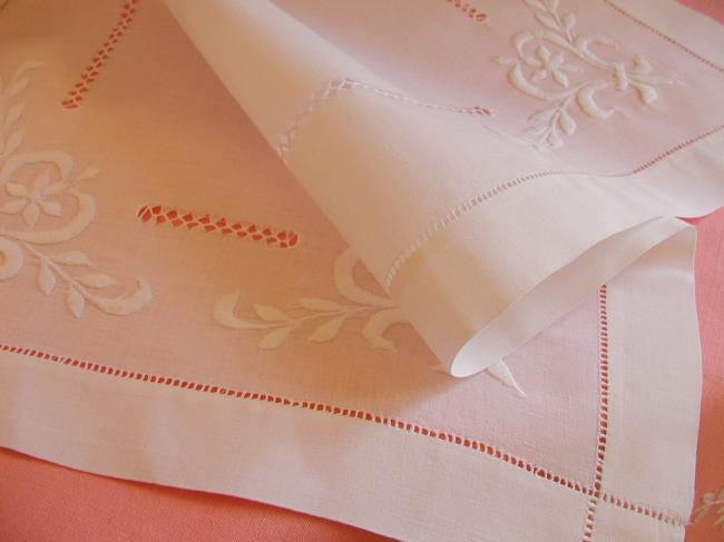 Très beau dessus de desserte ajouré et broderie fleurdelisée 1930-40