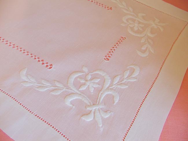 Très beau dessus de desserte ajouré et broderie fleurdelisée 1930-40