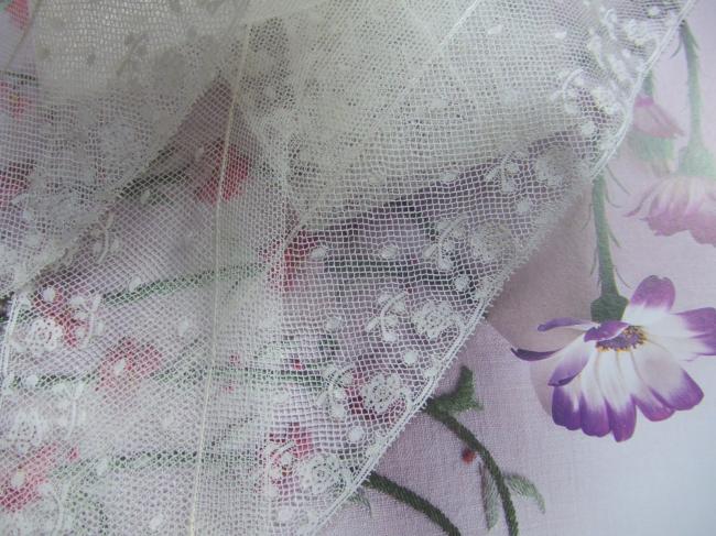 Superbe dentelle de Valenciennes, semés de petites fleurs et galon de tulle