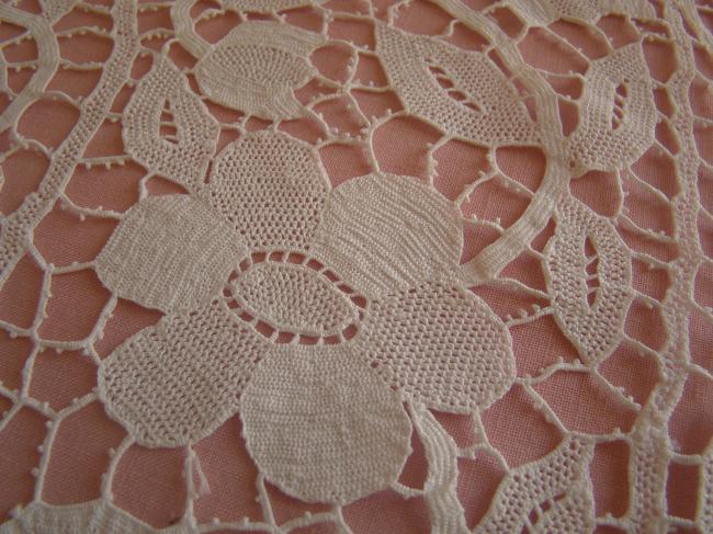Merveilleuse nappe en dentelle de Venise faite à la main ...de toute beauté !