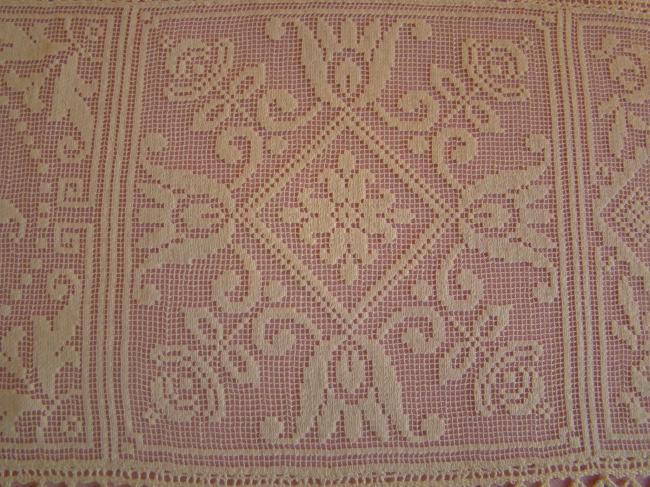 Superbe chemin de table en dentelle de filet mécanique et dentelle de Cluny